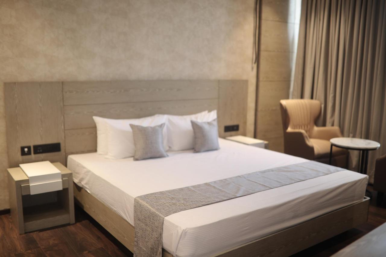 Отель Mothimahal Residency Thrissur Экстерьер фото