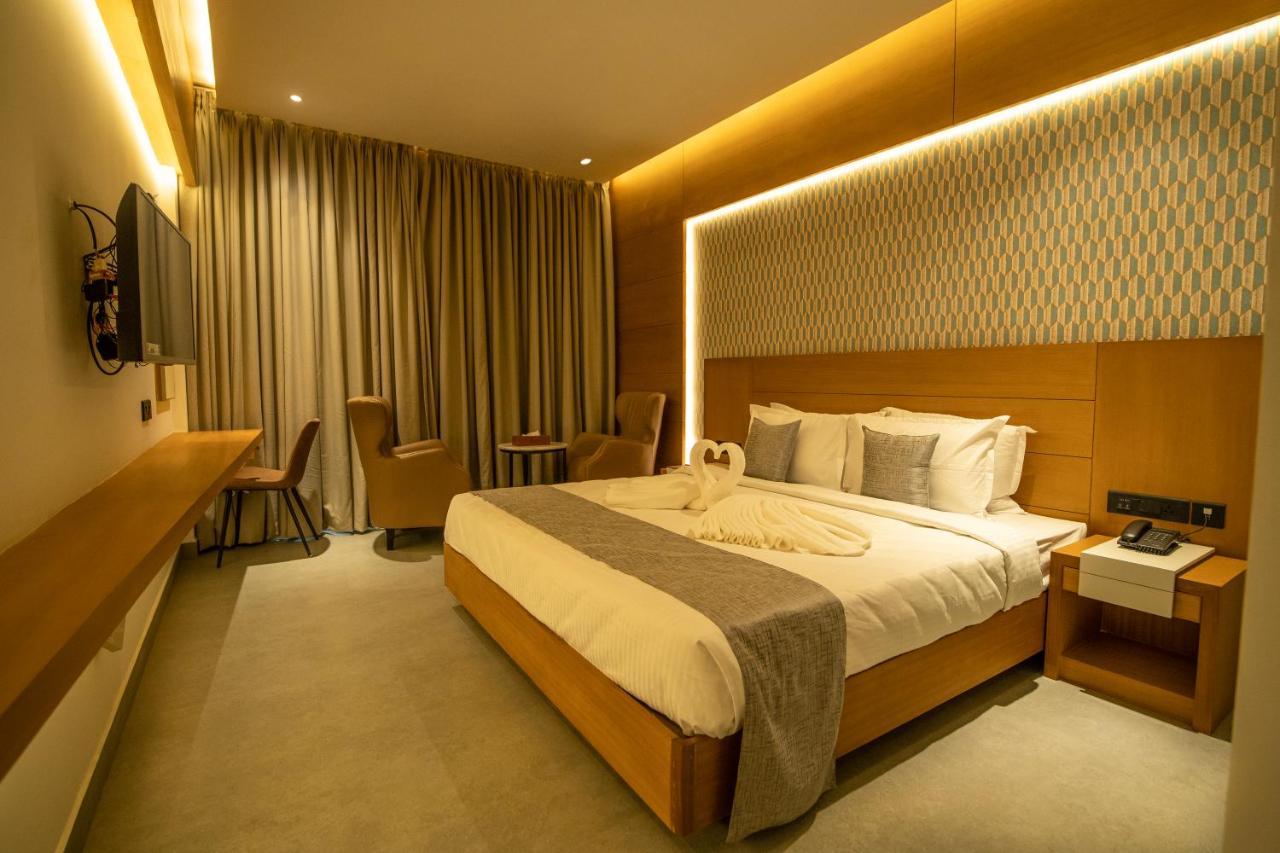 Отель Mothimahal Residency Thrissur Экстерьер фото